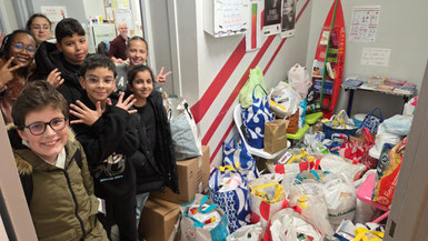 Les écodélégués devant les dons de la collecte solidaire