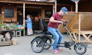 Ein Mann steigt auf ein pfautec Scoobo auf