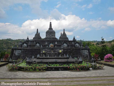 Lo stupa del Brahma Vihara Arama a Lovina - Bali (Photo by Gabriele Ferrando)