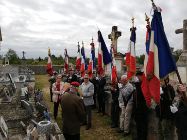 Hommage dans le cimetière de Saint-Laurent-d'Arce en l'honneur des Résistants