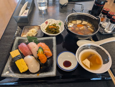 まめぶ汁（写真右上）