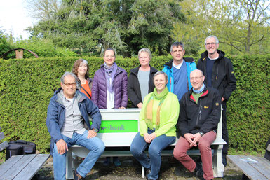 Mitglieder des Kirchenbank-Teams stehen für Gespräche im Bamberger Friedhof bereit.Foto: Christiane Dillig