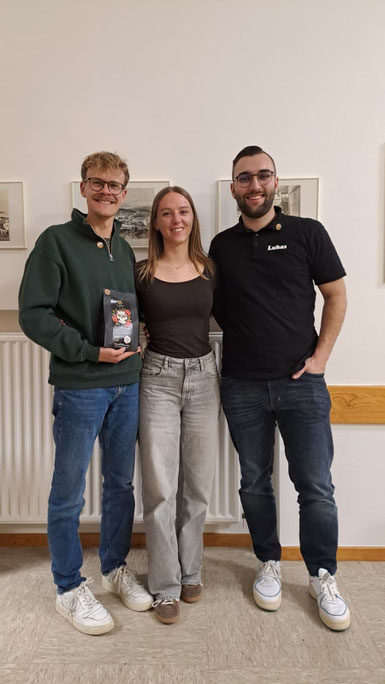 Bild: (v.l.) Die scheidenden Vorstandsmitglieder Felix Hahn & Laura Schön sowie der 1. Vorsitzende Lukas Raacke