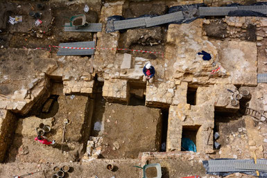 Vue d'ensemble de la fouille sur le site de l'église Saint-Éloi et son cloître. © Denis Gliksman/Inrap