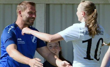 Komm‘ in meine Arme: Dirk Langhans, der scheidende TuS-Trainer, beglückwünscht seine Chef-Vorbereiterin Julia Faupel (r.) zu deren Treffer zum 3:0. Foto: pressebilder hahn