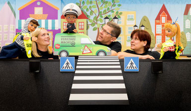 Polizeioberkommissarin Christina Kleine, Polizeihauptkommissar Carsten Jahns und Polizeihauptkommissarin Katja Flanz (v.l.), Verkehrssicherheitsberater der Polizei Gelsenkirchen,