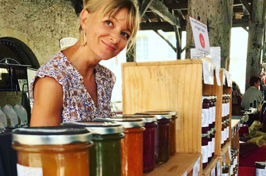 Audrey Clara, artisan confiturière sur un marché