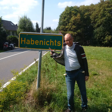 ... man beachte die Hosentaschen...