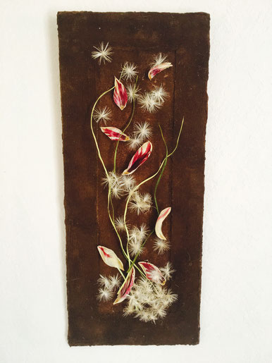 marc de café étamines de chardons tulipes une envolée de pétales sur fond de velours aux couleurs chaudes tableau original style composition florale décor intérieur sans entretien