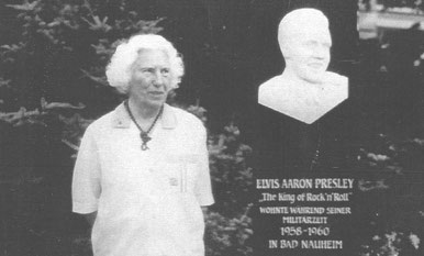 Rita Issberner-Haldane an der Elvis-Stele neben ihrer Villa 1996, Sammlung Online-Museum Bad Nauheim