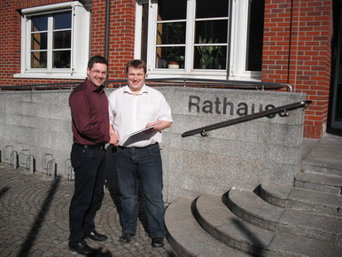 Stadtarchivar Andreas Froning und TV Geschäftsführer Frank ter Duis bei der Findbuchübergabe am Rathaus zum "Tag der offenen Tür" des Stadtarchivs