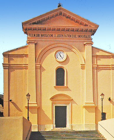 L'église Saint Joseph concédée aux Servites qui en furent chassés en 1791. Vendue, utilisée comme hangar à fourrage elle sera rendue aux fidèles au XIXè s. en 1818 précisément