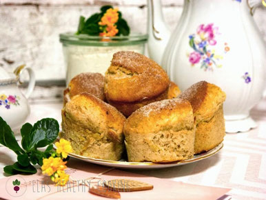 Bananen-Zimt Muffins mit Teeservice dekoriert