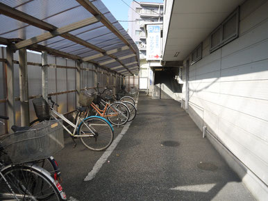 春日部東口サイクルインエントランス通路