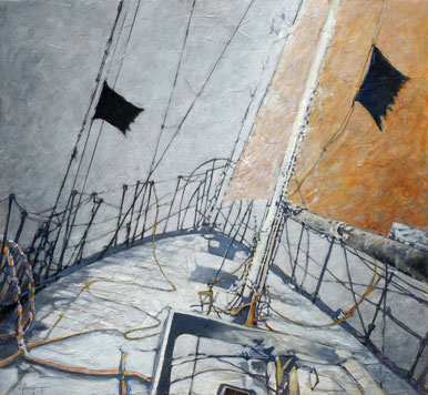 pont de voilier avec deux drapeaux noirs et un voile jaune a droite