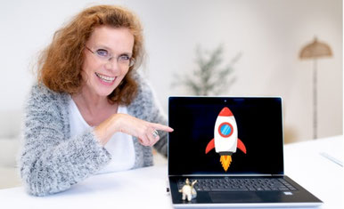 SEO-Coachin motiviert zum digitalen Durchstarten – Rakete auf Bildschirm als Symbol für Wachstum