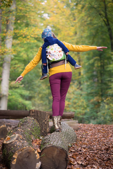 Wandern mit Baby und Kleinkind. Familienurlaub in den Bergen.