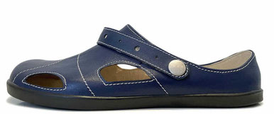 Clogs aus blauem Leder mit weißen Nähten.