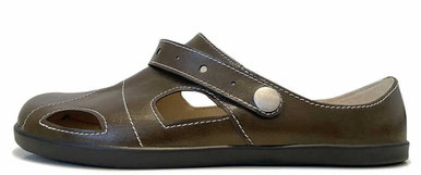 Clogs aus grünem Leder mit weißen Nähten.