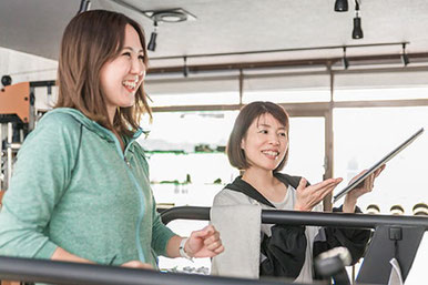 トレーナーがしっかりサポートさせていただきます。簡単な運動なので運動に自信がない方でも、ご安心ください。