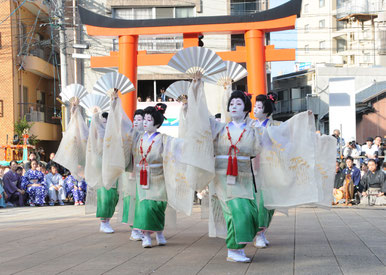 令和元年の踊り子は師匠のお弟子さん５人に町内から素人１人。特訓で鍛え上げられて本番を目指します。