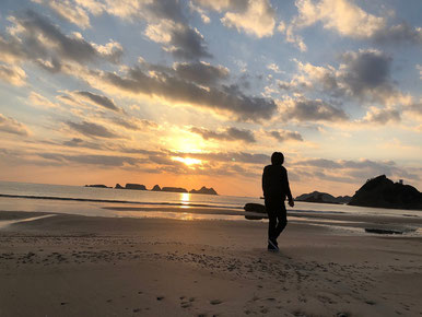 これは種子島の朝散歩の朝日。宿から5分くらいのビーチにhdkちゃんと！