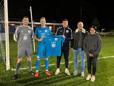 Foto: Übergabe der neuen Trikots durch den Sponsor