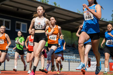 Foto: Sportlerinnen beim Wettkampf-Lauf