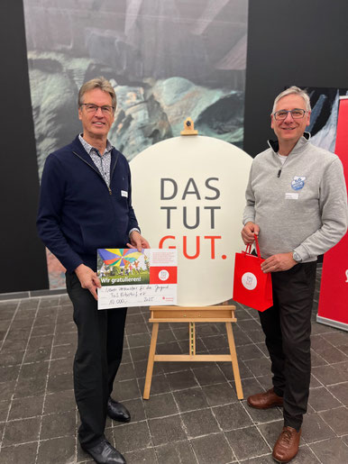 Foto: Olaf Schlünzen und Mathias Heidbrock mit Spendenscheck