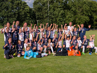 Foto: E-Mädchen jubelnd