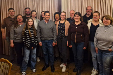 Foto: Die Vorstandschaft des RFVO mit den geehrten Reiterinnen Joline Emmerich, Melanie Adler und Katharina Götz, den Reitlehrerinnen Christa Reuter und Charlotta Mitschke sowie Stadträtin Renate Väth.