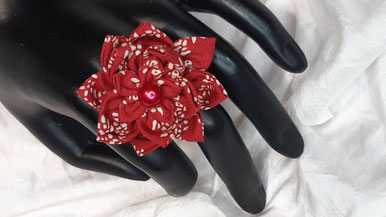 L'atelier créatif de Juliette BILLOM 63160 - bijoux et accessoires fantaisie bague personnalisable fleur Kanzashi