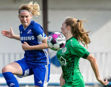 Zum mit der Zunge schnalzen: Kapitänin Carina Jäger (am Ball vor Lorena Albert) und Großenenglis hatten alles im Griff gegen Mittelbuchen. Foto: Artur Schöneburg