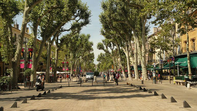 von Bäumen gesäumte Promenade in Aix en Provence © Arkadiusz Förster auf Pixabay