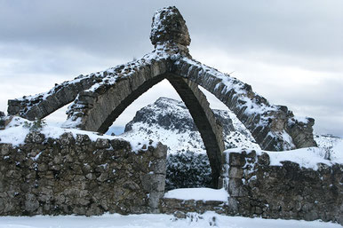 Cavas, pozos de nieve y ventisqueros de la Serra Mariola, Comunidad valenciana.