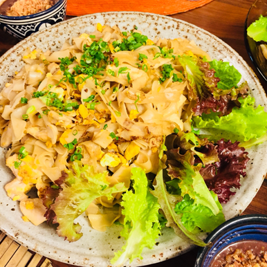 クイッティアオ　クア　ガイ（鶏肉と卵の太ビーフン炒め）