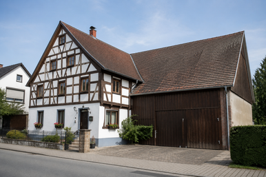 Fachwerkhaus mit angebauter Scheune in ruhiger Wohngegend in Deutschland