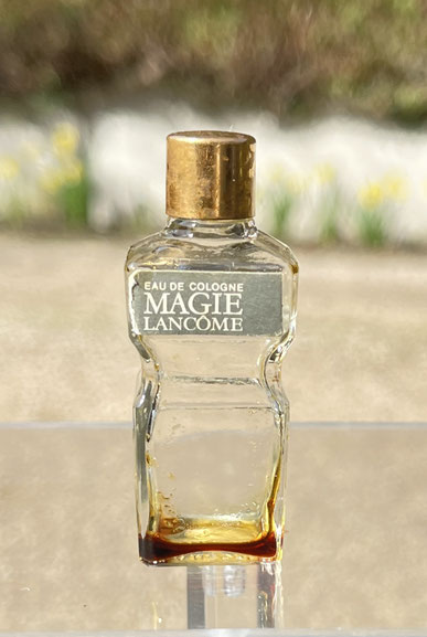 MAGIE EAU DE COLOGNE : ANCIENNE MINIATURE EAU DE COLOGNE. ETIQUETTE GRISE SUR LA FACE