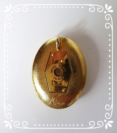 PENDENTIF "CAMEE" : LE VERSO S'OUVRE - MARQUE NINA CAR CE BIJOU FUT CREE LORS DU LANCEMENT DE NINA 1ère VERSION