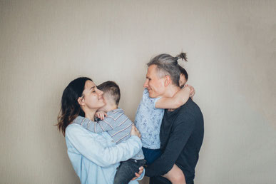 Familie mit 2 Kindern glücklich
