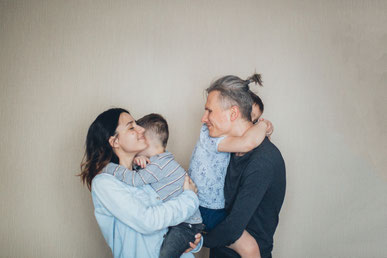 Familie mit 2 Kindern glücklich