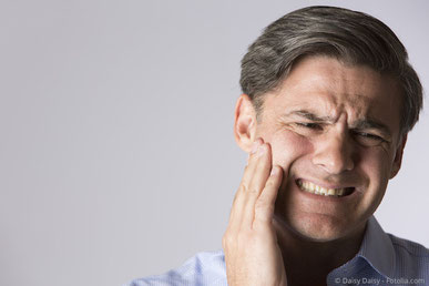 Entzündete Zahnnerven können stark schmerzen, aber auch völlig symptomlos absterben