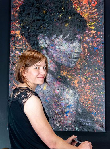 Mutige Galeristin: Susanne Höhne vor dem Gemälde "Eskimo" von Adam