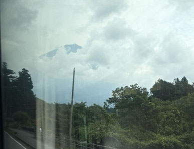 一瞬富士山が顔を見せる