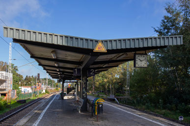 09. Oktober 2017. Unter dem Bahnsteigdach befindet sich die Treppe zum Bahnsteigtunnel, dessen Zugänge links und rechts erkennbar sind. 