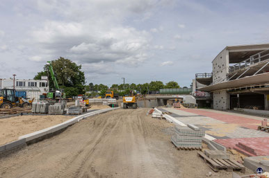 Auch der Straßenbau, der am Sperrwochenende bis auf den Bereich unmittelbar vor dem neuen Bahnsteigzugang ruhte, ist in der vergangenen Woche ein gutes Stück vorangekommen. 