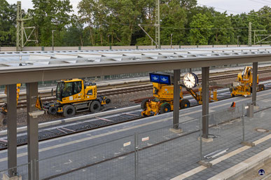 Die Fahrleitung für Gleis 2 muss montiert werden, um den Kombibahnsteig zunächst für die Regionalbahn (erneut) in Betrieb zu nehmen.
