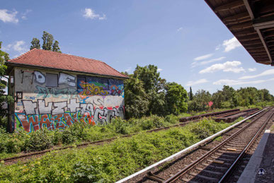 Das Stellwerk war für die Aus- und Einfädelung des Personen- und Güterverkehrs in die Vorortgleise (S-Bahn) der Überleitung der Güterzüge in den unmittelbar angrenzenden Verschiebebahnhof Tempelhof.