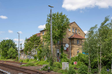 Der S-Bahnhof Marienfelde vor dem Beginn der Arbeiten zum Ausbau der Dresdner Bahn. Im Bild das ehem. Beamtenwohnhaus, erbaut um 1890.