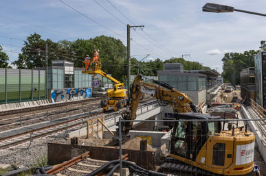 Entsprechend dem Ziel, am Montag den 2.6.2025 den Kombibahnsteig vorerst für die Regionalbahn zu eröffnen, musste auch die Fahrleitung entsprechend aufgebaut werden.